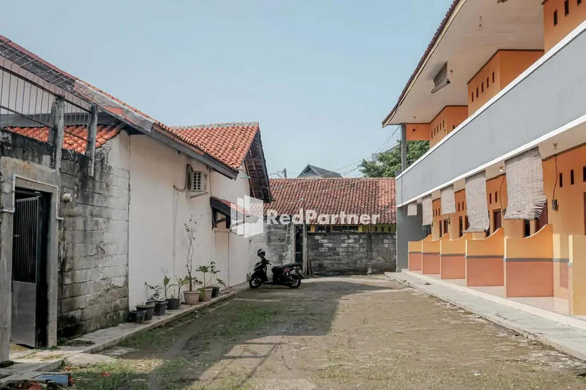 Pondok Damai Guest House Syariah Mitra Reddoorz Cirebon Extérieur photo